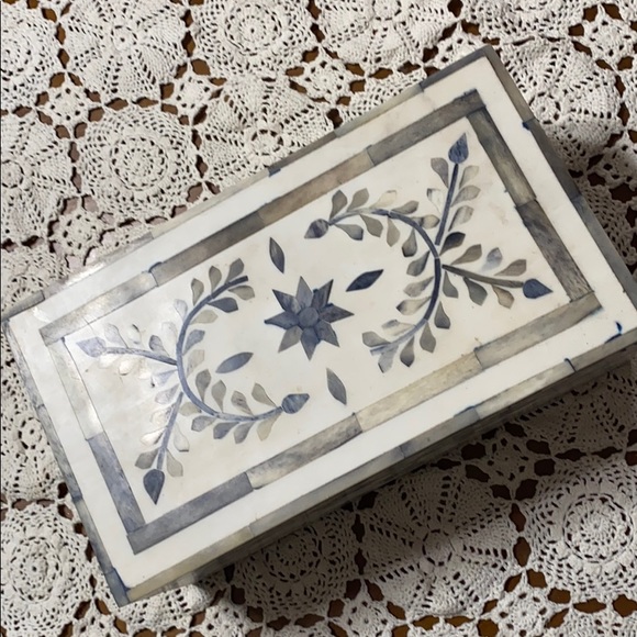 A n t h r o p o l o g i e • Wooden tile stash box
